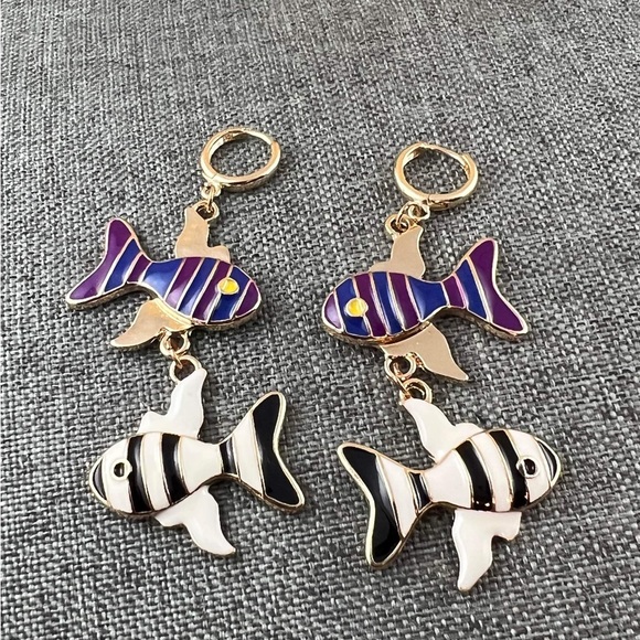 Dangling hoop Layered Fish Design Earrings New - Picture 2 of 2